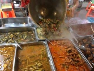 実はバンコクのお昼のタニヤ通りはおいしいタイ料理屋台の宝庫だった